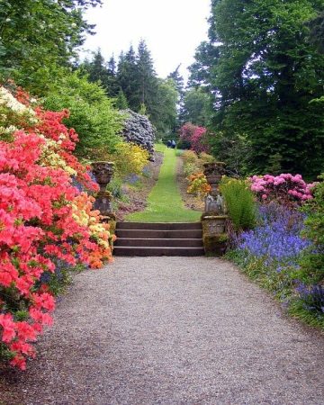 Concrete landscape curbing
